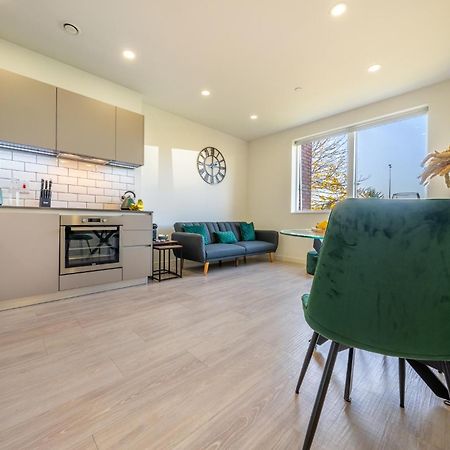 Luxury 1 Bedroom Serviced Apartment With Roof Terrace & Gym Stevenage Esterno foto