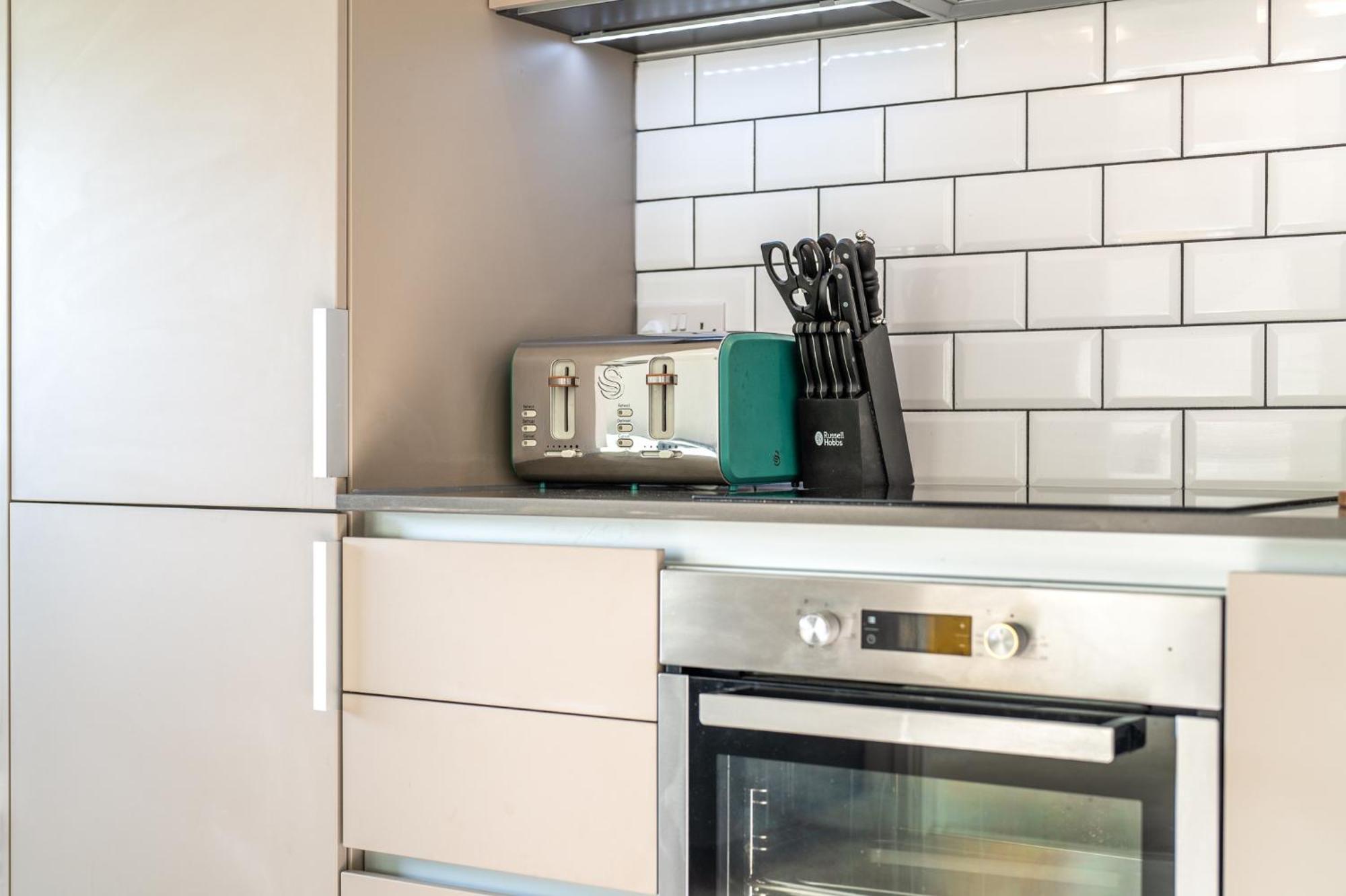 Luxury 1 Bedroom Serviced Apartment With Roof Terrace & Gym Stevenage Esterno foto