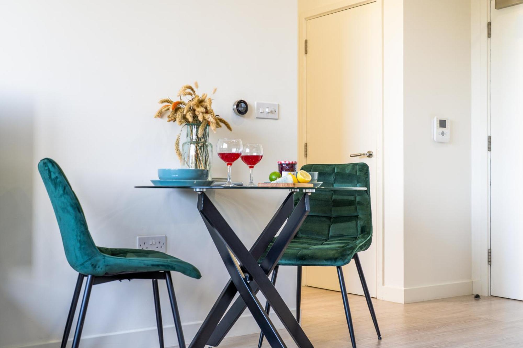 Luxury 1 Bedroom Serviced Apartment With Roof Terrace & Gym Stevenage Esterno foto