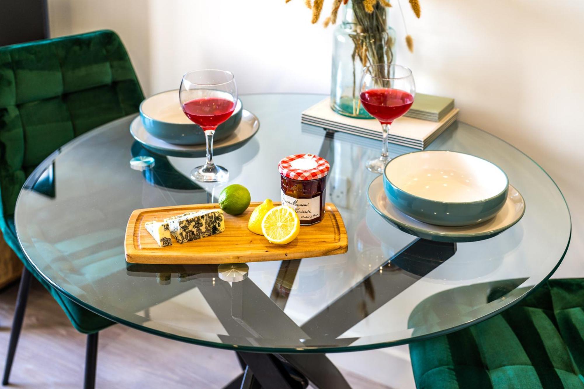 Luxury 1 Bedroom Serviced Apartment With Roof Terrace & Gym Stevenage Esterno foto